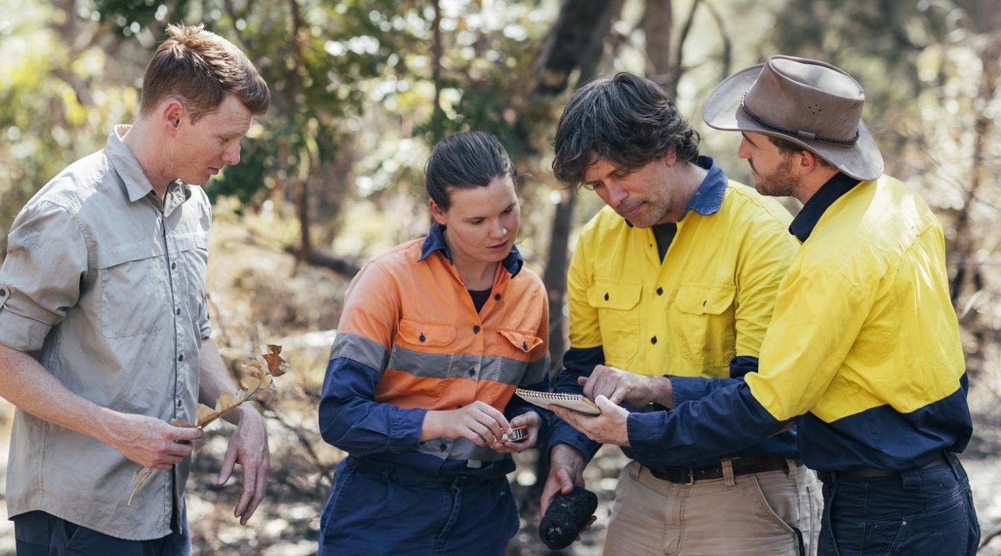 Vrijwilliger werkt aan natuurbehoud
